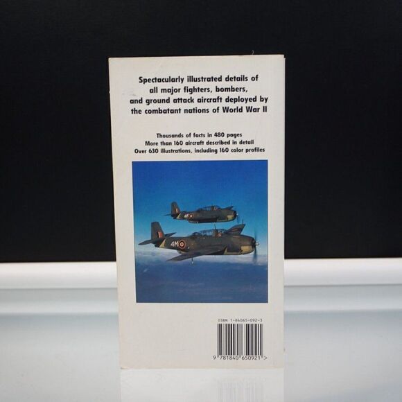 Illustrated Directory of Fighting Aircraft of WW II By B Gunston 1988 Paperback - Picture 5 of 10